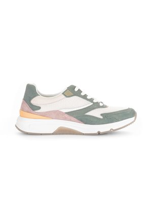 Casual sneaker met witte mesh, groene en roze suède panelen, witte veters, oranje accent en dikke witte zool op een witte achtergrond.