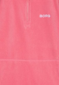 Maglione in pile con zip di colore rosa brillante, con colletto alto e la scritta 'BORG' ricamata in bianco. Texture morbida con dettagli di cucitura liscia.