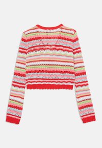 Pull en tricot court à manches longues ; présente des rayures rouges, roses, vertes et bleues ; texture à mailles ouvertes avec un ourlet et des poignets festonnés.