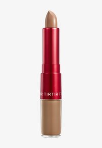 Lipstick i en cylindrisk tube med en rød metallisk finish.Produktet har en glat, tan-farvet spids med en blank, klar base.
