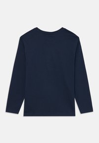 Tummansininen pitkähihainen paita, joka on valmistettu pehmeästä kankaasta ja jossa on pyöreä pääntie sekä suora helma. Paidassa ei ole näkyviä kuvioita tai yksityiskohtia.