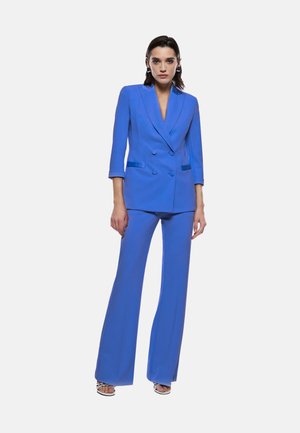 Blazer doppiopetto blu elettrico con maniche a tre quarti e pantaloni a palazzo abbinati; tessuto elegante con dettagli minimi.