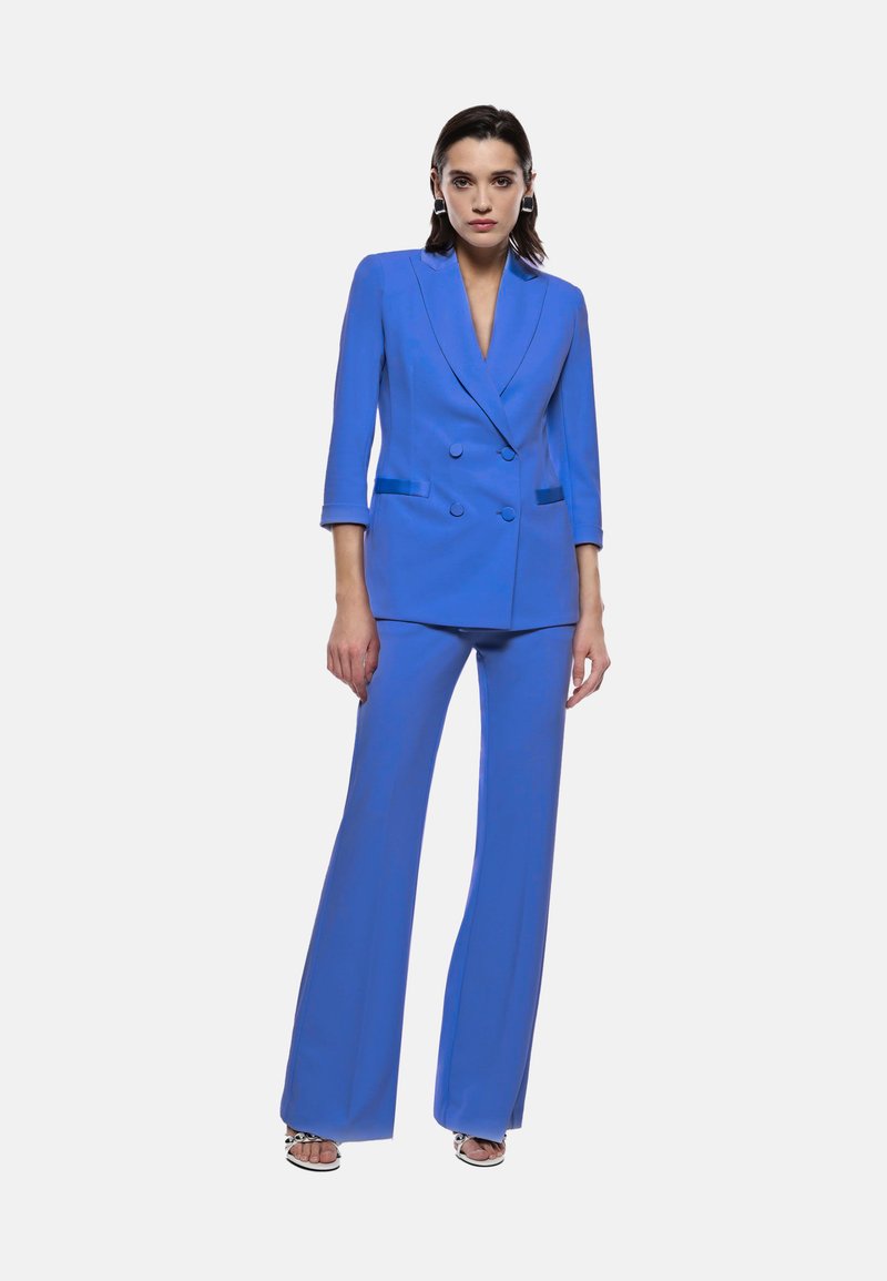 Blazer doppiopetto blu elettrico con maniche a tre quarti e pantaloni a palazzo abbinati; tessuto elegante con dettagli minimi.