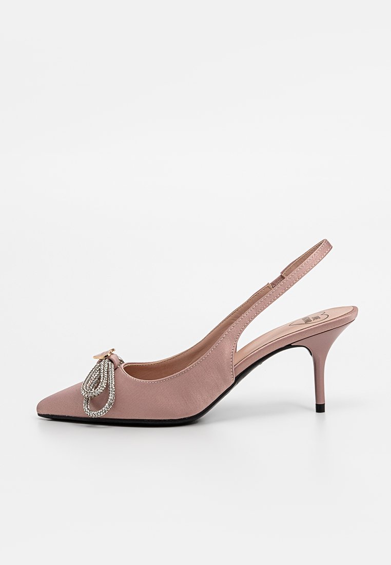 Tacco slingback in satin rosa con punta affusolata, tacco sottile e frangia decorativa in cristallo. Texture liscia con design formale.