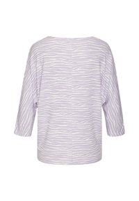 Helllila Oberteil mit einem weißen Zebra-Streifenmuster, ausgestattet mit Dreiviertelärmeln und einem lockeren Schnitt. Glatte, weiche Stofftextur.