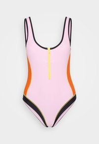Costume da bagno intero rosa con pannelli laterali arancioni, bordi neri e una zip gialla frontale.