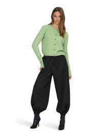 Svijetlozeleni kardigan na kopčanje s mekanom teksturom, upareni s širokim crnim hlačama i crnim čizmama na petu. Jednostavan i moderan dizajn.