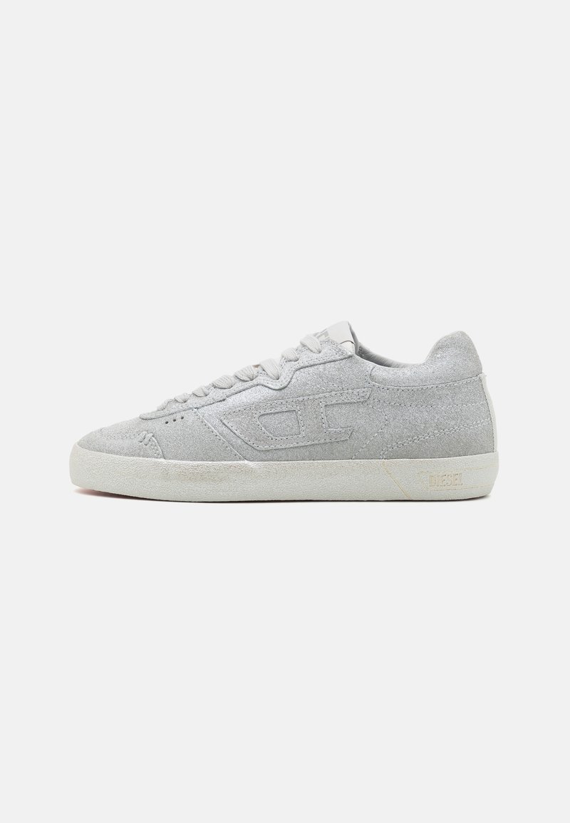 Sneaker in suede grigio con finitura texturizzata, punta rotonda e suola in gomma bianca. Presenta lacci e un piccolo logo sul lato e sul tallone.