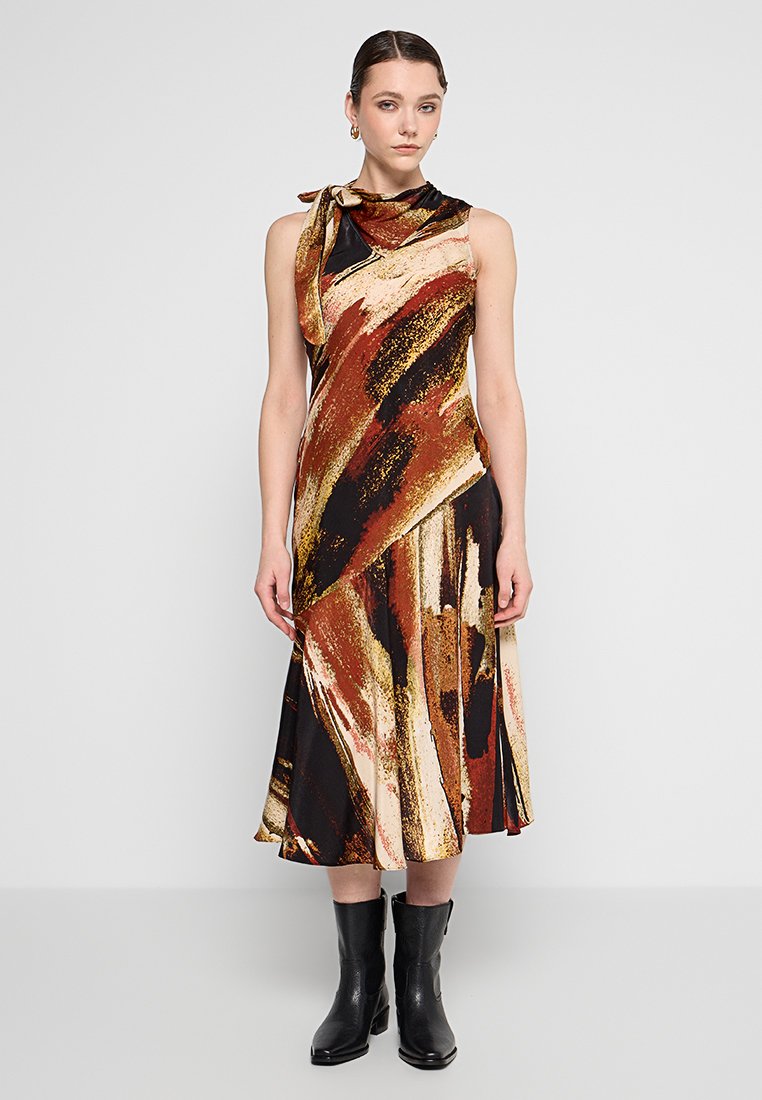 Vestido sin mangas ligero con un patrón abstracto en cálidos colores de marrón, oro y negro. Incluye un detalle atado en el escote.