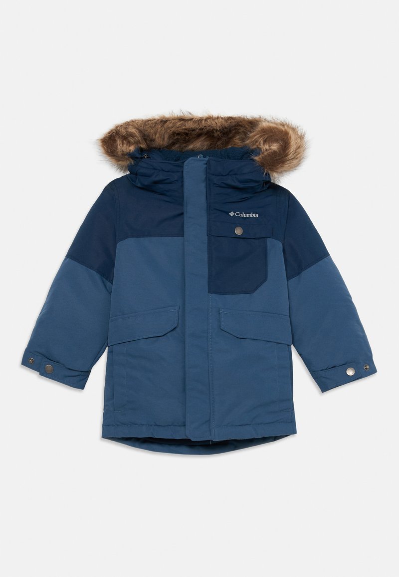 Veste d'hiver bleue pour enfants avec des accents bleu marine, poches avant, boutons-pression aux poignets et une capuche bordée de fausse fourrure marron.