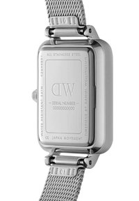 Montre en acier inoxydable argenté avec un boîtier rectangulaire, un bracelet en maille, un dos gravé et des marques de résistance à l'eau. Présente une finition lisse et polie.