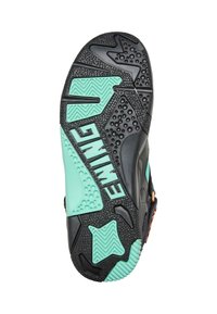 Suela de zapato atlético negro con agarre texturizado, que presenta acentos en verde menta y marca. Patrón de banda de rodadura único para una mayor tracción.