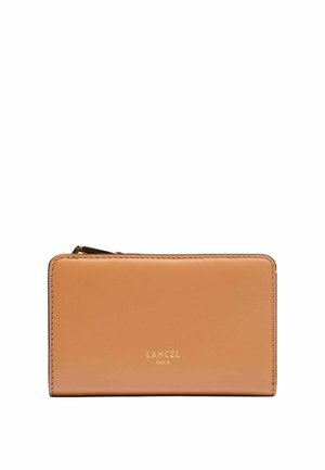 Portefeuille en cuir tan à fermeture éclair tout autour avec logo doré "LANCEL Paris" centré à l'avant sur fond blanc.