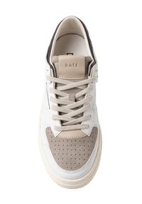 Baskets en cuir blanc avec des accrocs en suède gris clair, boîte à orteils perforée, lacets plats beige et une étiquette de langue de marque, arborant un design épuré.