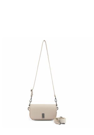 Borsa a tracolla rettangolare beige con patta e chiusura in metallo, dotata di tracolla lunga regolabile e una tracolla aggiuntiva staccabile su sfondo bianco.