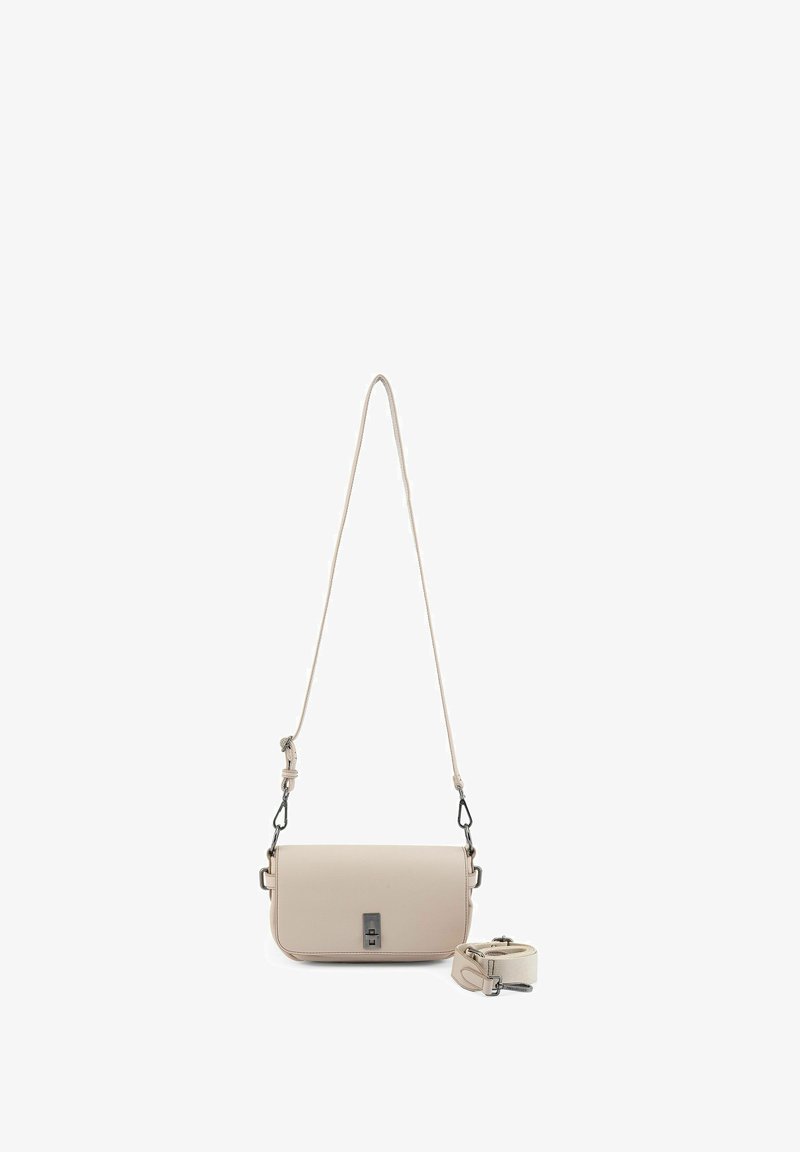 Beige rechthoekige crossbodytas met een klep en metalen sluiting, voorzien van een verstelbare lange band en een extra afneembare riem, op een witte achtergrond.