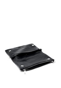 Črna usnjena torbica na zadrgo z zapiralom in gladko teksturo. Vključuje srebrne dodatke in dva predala.