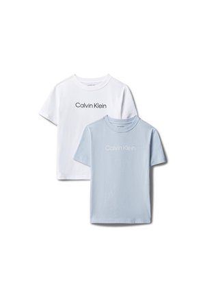 Witte en lichtblauwe Calvin Klein T-shirts met korte mouwen en ronde hals, elk met de tekst "Calvin Klein" op de borst.