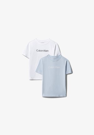Witte en lichtblauwe Calvin Klein T-shirts met korte mouwen en ronde hals, elk met de tekst "Calvin Klein" op de borst.