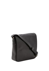 Borsa a tracolla nera in pelle con una texture liscia, forma rettangolare e una tracolla regolabile. Presenta una chiusura a patta e un design minimalista.