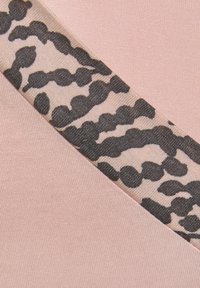 Tekstil s laganom ružičastom osnovom s dijagonalnim naglaskom bež i crnog leopard uzorka. Glatka tekstura i sintetički materijal.
