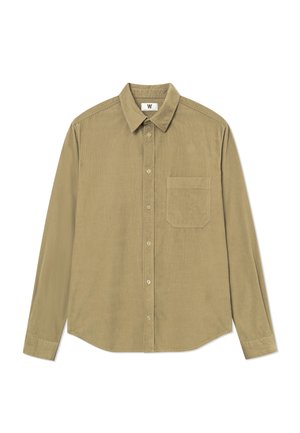 Langærmet beige skjorte med knapper og enkelt brystlomme samt krave, vist på hvid baggrund.