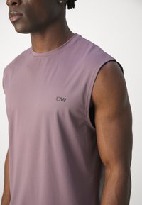 ICANIWILL STRIDE SLEEVELESS MEN - Viršus - grey lavender
