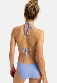 Lichtblauw bikini met een halternekstrik en sluiting op de rug. Gladde textuur, minimalistisch ontwerp en een broekje met gematigde bedekking.