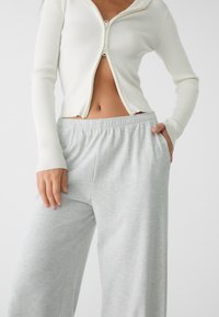 Stradivarius WIDE - Pantalon de survêtement - grey