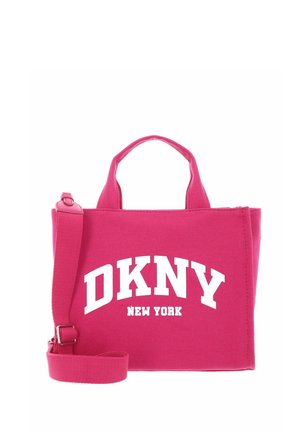 Sac cabas DKNY New York rose vif avec deux poignées et une bandoulière ajustable, en tissu texturé.