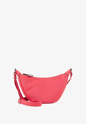 Korall rózsaszín bőr keresztpántos táska ívelt formával, cipzáros záródással és állítható pánttal. Texturált felület, minimalista design.