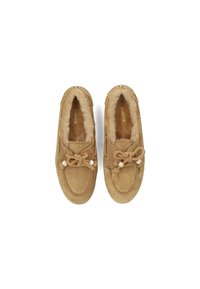 Zapatos estilo mocasín de ante color canela con un suave forro de piel, cordones decorativos con cuentas de madera y detalles de costura a lo largo de los bordes.