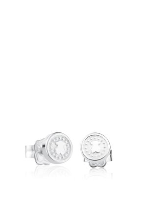 Piccole orecchini a bottone in argento con facce rotonde caratterizzate da una forma di orsetto ritagliato e dettagli bordati a pois.