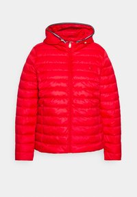 Doudoune rouge avec capuche, présentant une texture matelassée, une fermeture éclair à l'avant et des finitions contrastantes le long de la capuche. Conception légère et isolante.