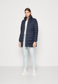 Tommy Hilfiger TYRA  - Puhovka – plašč - desert sky