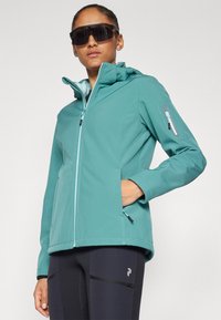 Jachetă softshell teal, cu fermoar în față, glugă ajustabilă și buzunare laterale. Prezintă un detaliu grafic pe mâneca stângă.