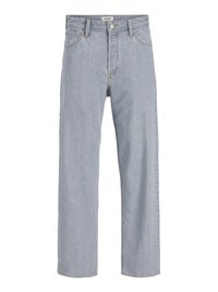 Jeans de mezclilla azul claro con un ajuste holgado, diseño de pierna recta, costuras visibles, dos bolsillos frontales y cierre de botón.