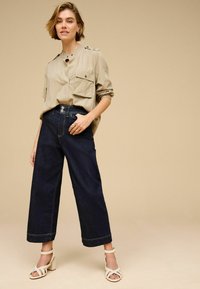 Next DOUBLE BUTTON CROPPED WIDE LEG - Alt laienevad teksad - rinse blue