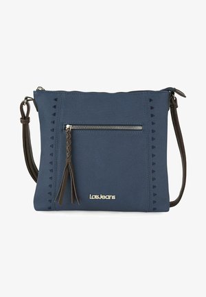 Bolso de mano azul marino hecho de tejido texturizado; cuenta con un bolsillo frontal con cremallera, un borlas trenzada y una correa marrón en contraste con costuras decorativas.