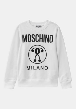 Felpa bianca con le scritte "MOSCHINO" e "MILANO" in nero. Logo rotondo con un punto interrogativo stilizzato al centro. Maniche lunghe.