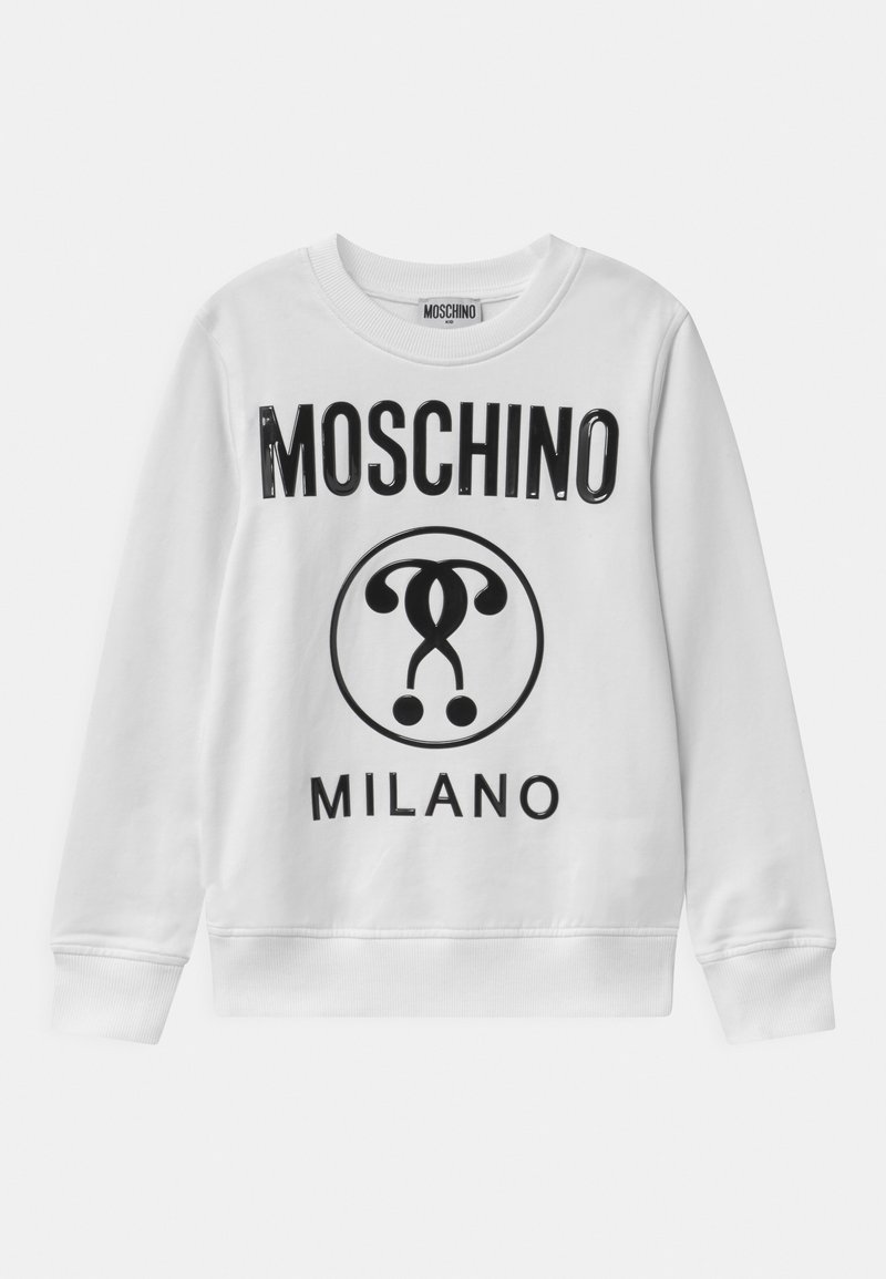 Sweat-shirt blanc avec les inscriptions "MOSCHINO" et "MILANO" imprimées en noir. Logo rond avec un point d'interrogation stylisé au centre. Manches longues.