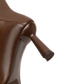 Chaussure à talon haut en cuir marron avec un bout arrondi et une silhouette cintrée, présentant une finition brillante et un talon conique solide.