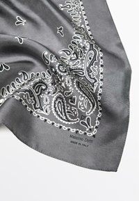 Jedwabny szalik w ciemnoszarym kolorze, z misternymi białymi wzorami paisley i kwiatowymi. Metka z napisem „Massimo Dutti, Made in Italy”.