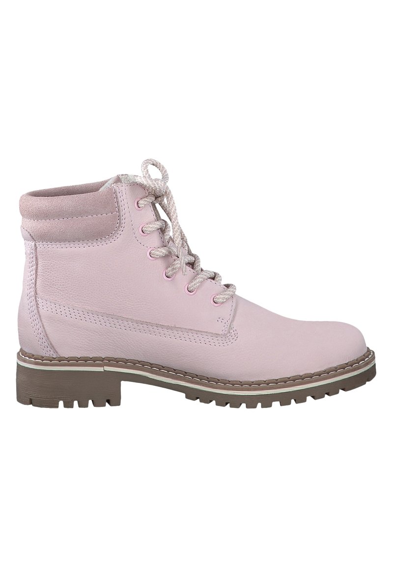 Botín de tobillo de piel rosa con un acabado texturizado, puntera redonda y cordones claros. Presenta una suela de goma marrón con surcos para tracción.