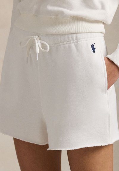 Biele bavlnené šortky s voľným strihom, s elastickým pásom a šnúrkou. Obsahujú bočné vrecká a modré logo na bedre.