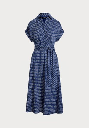 Modra obleka s kratkimi rokavi in ovratnikom, ki se v pasu veže, z belo geometrijsko nošo po celotni tkanini.