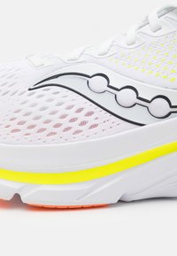 Saucony GUIDE 17 - Scarpe da corsa su strada - white/black