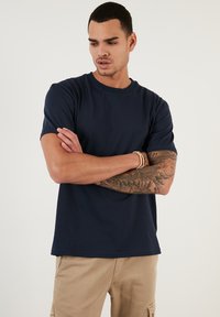 Buratti REGULAR FIT - Paprasti marškinėliai - indigo