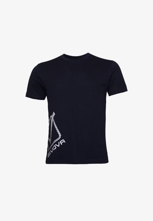 Camiseta de algodón negra con mangas cortas, que presenta un patrón geométrico blanco y un logo en el lado izquierdo. Textura suave, diseño casual.