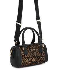 Borsa nera e marrone con un design a stampa leopardata. Dotata di manici doppi, una tracolla rimovibile e hardware con zip in tono oro.